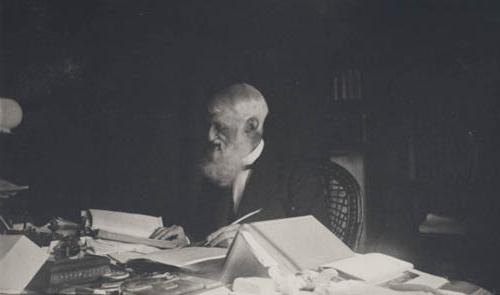 乔治·班克罗夫特在书桌前写作