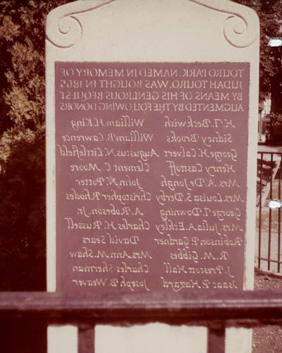 图罗公园的纪念碑，纽波特，R.I.乔治·T. 唐宁的名字